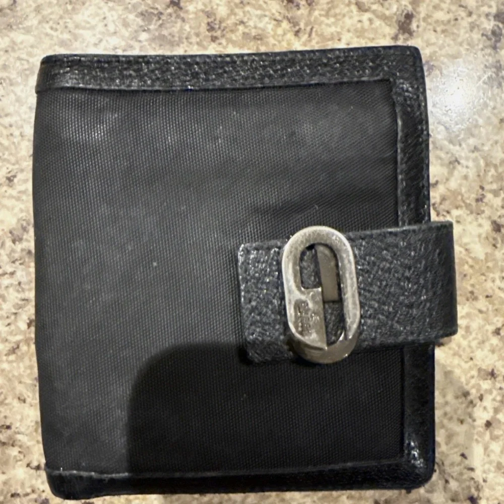 Vintage Gucci Men's Black Wallet with Silver Buckle